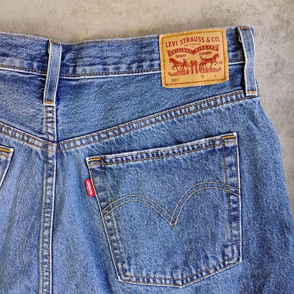 Levi's 501 Distressed Denim Shorts Women's 31 Waist Blue Festival High Rise - Picture 6 of 13